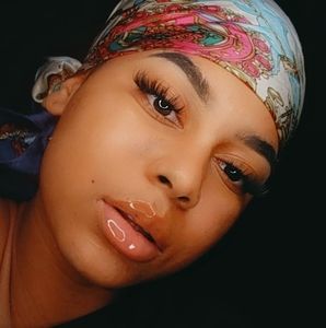 Meet your Posher, Mia